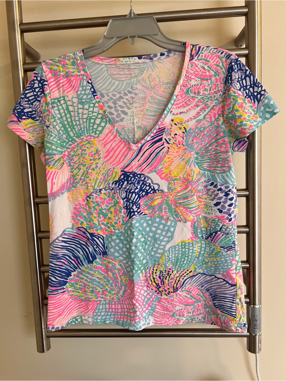 Lilly Pulitzer Michelle V-neck short-sleeve tee "Roar of the Seas" print size M